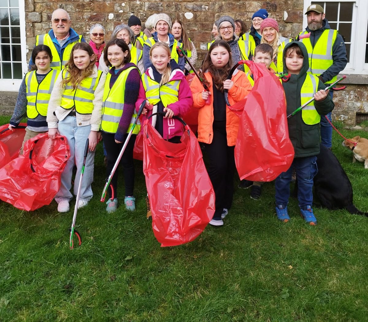 Pembrokeshire village organises first ever litter pick tenbytoday.co.uk